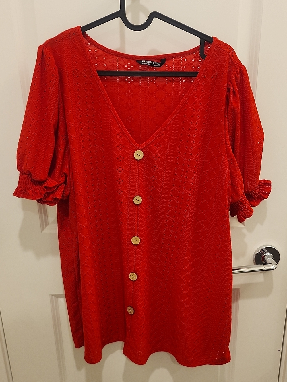 BloomChic Red Eyelet V-Neck Short Sleeve Top w/ Buttons Womens Size 18-20